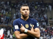 问鼎娱乐-姆巴佩回归赛场，比分优势明显首场状态亮眼，加拿大队观众沸腾！的简单介绍