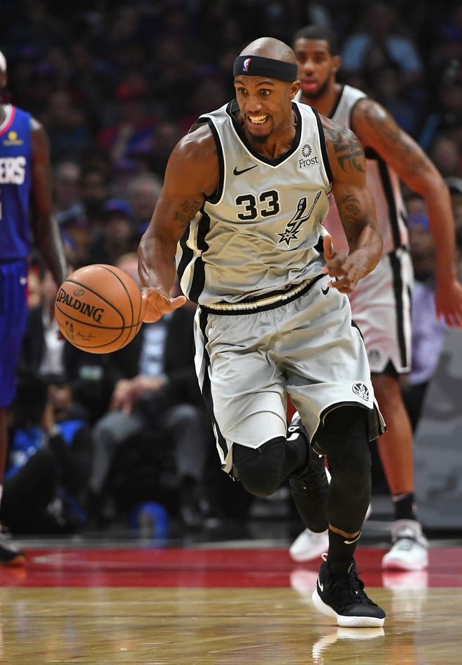 上海久事训练开放日，赛后止住颓势引欢呼，全明星赛在即，赛程密集仍需轮换(上海久事篮球俱乐部消极比赛)